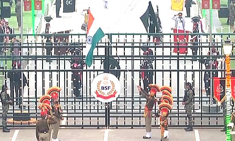 அட்டாரி-வாகா எல்லையில் கொடியிறக்கும் நிகழ்ச்சி - ஆயிரக்கணக்கானோர் பங்கேற்பு