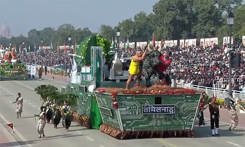 டெல்லி குடியரசு தினவிழாவில் கம்பீரமாக அணிவகுத்து சென்ற தமிழ்நாட்டு அலங்கார ஊர்தி