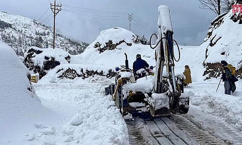 காஷ்மீரில் கடும் பனிப்பொழிவு: வெளியேற முடியாமல் சிக்கி தவித்த 40 வீரர்கள் பத்திரமாக மீட்பு
