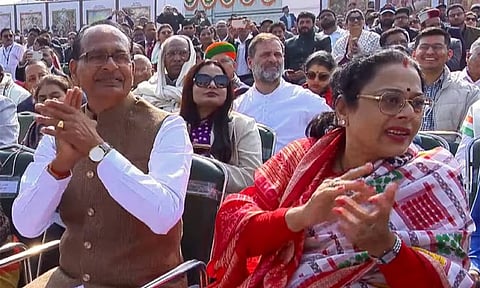 குடியரசு தின விழாவில் 3-வது வரிசையில் அமரவைக்கப்பட்ட ராகுல் காந்தி, கார்கே
மத்திய அரசுக்கு காங்கிரஸ் கடும் கண்டனம்
