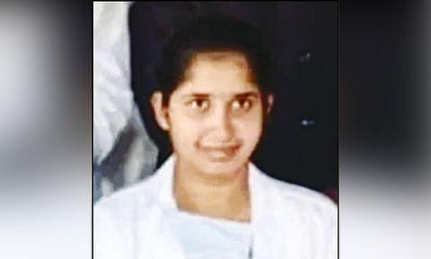 மருத்துவ மாணவி தூக்குப்போட்டு தற்கொலை: காரணம் என்ன...? போலீஸ் விசாரணை