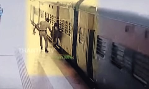 ஓடும் ரெயிலில் தவறி விழுந்த பெண் - துரிதமுடன் செயல்பட்டு காப்பாற்றிய காவலர்
