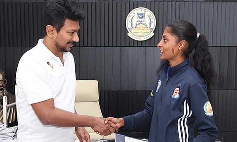 தமிழக வீரர், வீராங்கனைகளுக்கு நிதியுதவி:  உதயநிதி ஸ்டாலின் வழங்கினார்