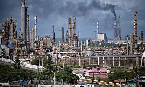 வெனிசுலாவின் எண்ணெய் நிறுவனங்கள் தனியாருக்கு தாரை வார்ப்பு ; புதிய சட்டத்துக்கு இடைக்கால அதிபர் ஒப்புதல்