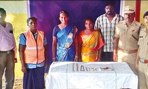 ரெயில் நிலையத்தில் பயணி தவறவிட்ட 35 பவுன் நகையை போலீசில் ஒப்படைத்த தூய்மைப் பணியாளருக்கு பாராட்டு