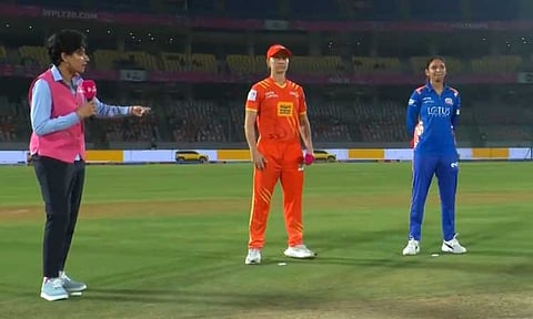 
மகளிர் பிரீமியர் லீக்: மும்பைக்கு எதிராக குஜராத் பேட்டிங்  தேர்வு 
