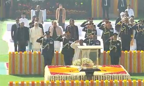 79-வது நினைவு தினம்: மகாத்மா காந்தி நினைவிடத்தில் ஜனாதிபதி, பிரதமர் மோடி அஞ்சலி