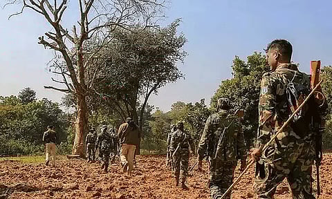 சத்தீஸ்கரில் 4 நக்சலைட்டுகள் போலீசில் சரண்
