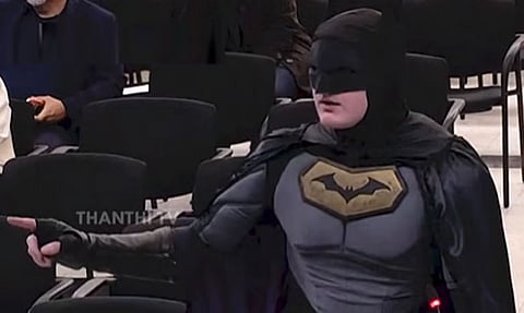 கலிபோர்னியா நகர சபைக்கு ‘பேட்மேன்’ உடை அணிந்து வந்து புகார் கூறிய நபரால் பரபரப்பு 
