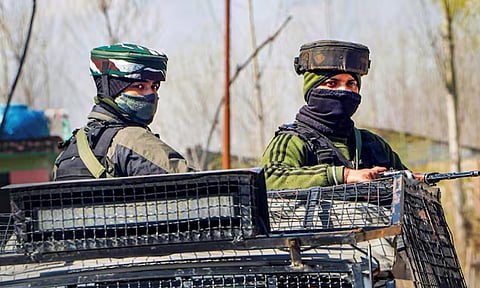 காஷ்மீர் என்கவுன்ட்டர்: பாதுகாப்புப்படையினர் - பயங்கரவாதிகள் மோதல் 
 

