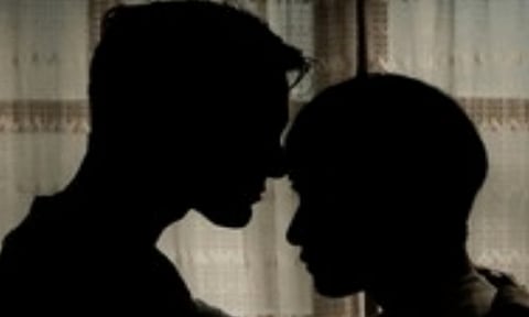 ஓரின சேர்க்கைக்கு அழைத்து வாலிபரிடம் பணம் பறிப்பு: கோர்ட்டு வழங்கிய நூதன தண்டனை