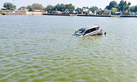 மனைவிக்கு டிரைவிங் கற்றுக்கொடுத்தபோது விபரீதம்... தெப்பக்குளத்தில் பாய்ந்த கார் 