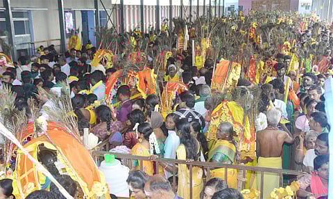 கிருஷ்ணகிரி காட்டிநாயனப்பள்ளி முருகன் கோவிலில் தரிசனம் செய்ய காத்திருந்த பக்தர்கள்.