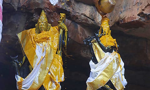 ராமச்சந்திர மூர்த்தி, ஸ்ரீகிருஷ்ணருக்கு சிறப்பு அபிஷேகம்