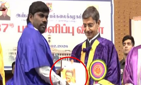 முதல் அமைச்சர் படத்துடன் பட்டம் பெற்ற மாணவர்- கவர்னர் பங்கேற்ற விழாவில் பரபரப்பு