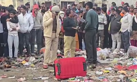 மார்க்கெட் நடுவே கேட்பாரற்று கிடந்த சூட்கேஸ்... உள்ளே நிர்வாண நிலையில் இளம்பெண் சடலம் - பீகாரில் பரபரப்பு 