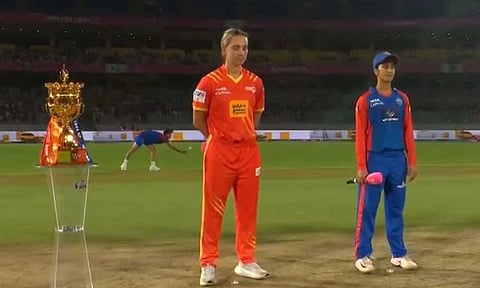  எலிமினேட்டர் சுற்று: டாஸ் வென்ற டெல்லி அணி பந்துவீச்சு  தேர்வு 