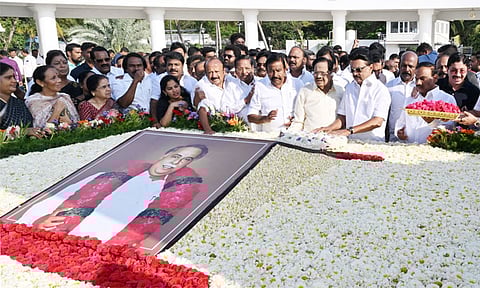 அண்ணா, கருணாநிதி நினைவிடத்தில் முதல்-அமைச்சர் மு.க.ஸ்டாலின் அஞ்சலி
