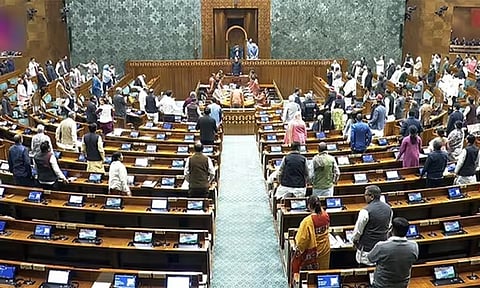  நாடாளுமன்றத்தின் இரு அவைகளிலும் எதிர்க்கட்சிகள் இன்றும் கடும் அமளி: மக்களவை ஒத்திவைப்பு