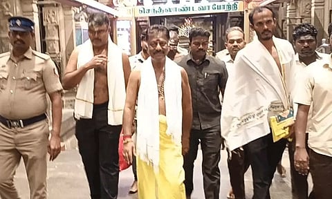 திருச்செந்தூர் கோவிலில் ஓ.பன்னீர்செல்வம் சாமி தரிசனம்
