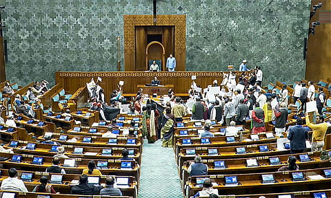 சபாநாயகர் இருக்கையை முற்றுகையிட்ட எதிர்க்கட்சிகள்: மக்களவை பிற்பகல் 2 மணி வரை ஒத்திவைப்பு 
