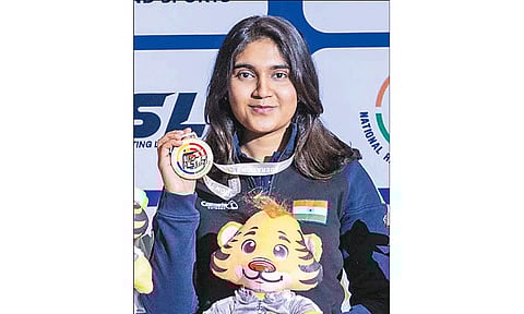 ஆசிய துப்பாக்கி சுடுதல்: இந்திய வீராங்கனை இஷா சிங் தங்கம் வென்று அசத்தல்
