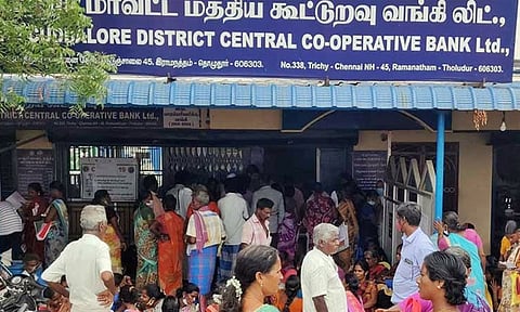 தேர்தல் நேரத்தில் தள்ளுபடி அறிவிப்பு வெளியாக வாய்ப்பு: கூட்டுறவு வங்கியில் கடன் வாங்க பொதுமக்கள் ஆர்வம் 