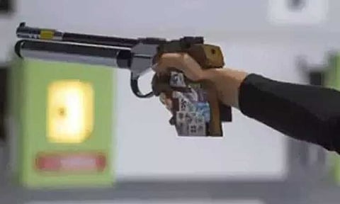 ஆசிய துப்பாக்கி சுடுதல்: வெள்ளிப்பதக்கம் வென்ற இந்திய ஜோடி 
