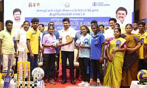 திருச்சியில் 401 வார்டுகளுக்கு விளையாட்டு உபகரணங்கள் அடங்கிய தொகுப்புகள் - உதயநிதி ஸ்டாலின் வழங்கினார்