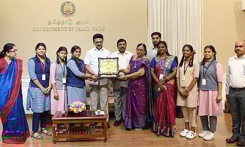 குடியரசு தின விழா நிகழ்ச்சிகளில் வெற்றி பெற்றவர்களுக்கு கேடயங்கள் - முதல்-அமைச்சர் வழங்கினார்