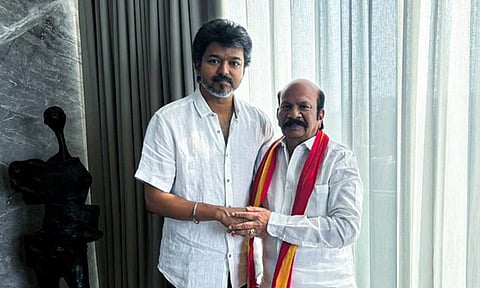 அதிமுக முன்னாள் மாவட்ட செயலாளர் வி.எஸ்.பாபு தவெகவில் இணைந்தார்...!

