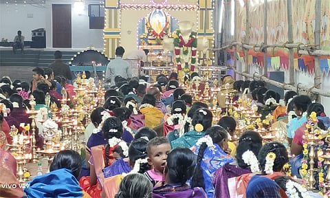 விளக்கு பூஜையில் கலந்துகொண்ட பெண்கள்