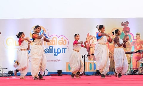மெரினா நீலக்கொடி கடற்கரை பகுதியில் பாரம்பரிய கலை நிகழ்ச்சிகள் - ஆயிரக்கணக்கான மக்கள் பங்கேற்பு 
