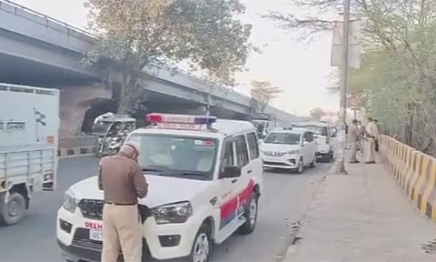 மேம்பாலம் அருகே நிறுத்தப்பட்ட காரில் பெண் உள்பட 3 பேர் சடலமாக மீட்பு; போலீசார் விசாரணை

