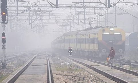 சென்னையில் பனிப்பொழிவு; காலதாமதத்துடன் வந்த எக்ஸ்பிரஸ் ரெயில்கள்