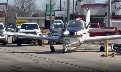 நடுரோட்டில் தரையிறங்கிய சிறிய ரக விமானம்; வாகனங்கள் மீது மோதி விபத்து