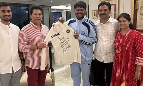 ஆயுஷ் மாத்ரேவுக்கு தனது ஜெர்சியை பரிசாக வழங்கிய சச்சின்