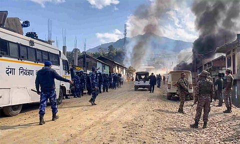 மணிப்பூரில் நீடிக்கும் கலவரம்:  வீடுகளுக்கு தீவைப்பு-இணைய  சேவை துண்டிப்பு