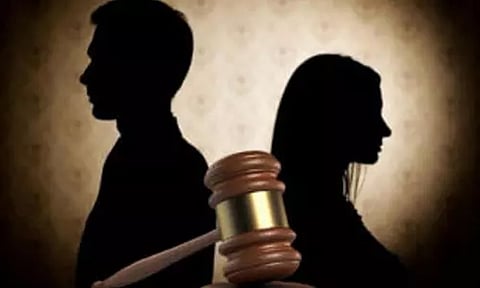 கனடாவில் வசித்து வரும் தம்பதிக்கு காணொலி காட்சி மூலம் விவாகரத்து: மராட்டிய கோர்ட்டு வழங்கியது 