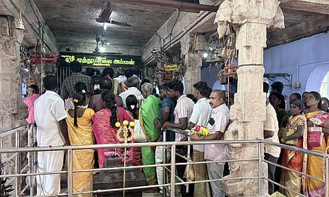 பக்தர்கள் வரிசையில் நின்று அம்மனை தரிசனம் செய்த காட்சி