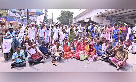 திருநெல்வேலியில் மாற்றுத்திறனாளிகள் சங்கத்தினர் சாலை மறியல்: 120 பேர் கைது  