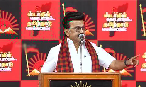 வெல்லப்போவது தமிழ்நாடு அணியா, டெல்லி அணியா? - மு.க.ஸ்டாலின் பேச்சு
