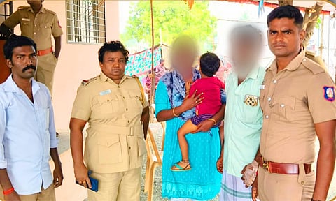 திருவிழா கூட்டத்தில் தனியே தவித்த குழந்தை மீட்பு; பெற்றோரிடம் ஒப்படைப்பு 