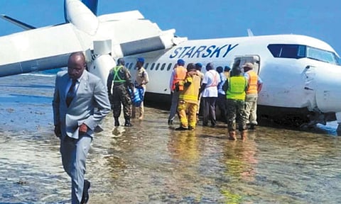  ஓடுபாதையில் இருந்து விலகி கடற்கரையில் இறங்கிய விமானம்: அதிர்ஷ்டவசமாக பெரும் விபத்து தவிர்ப்பு