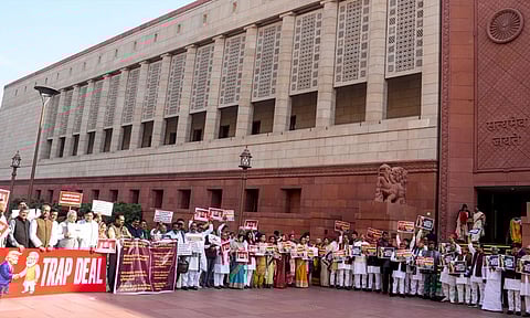 நாடாளுமன்ற வளாகத்தில் எதிர்க்கட்சிகள் போராட்டம்