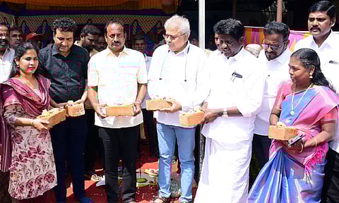 சென்னை:  தரமணி அருகே ரூ.75 லட்சம் மதிப்பீட்டில் புதிதாக பல்நோக்கு மையம்; மேயர் பிரியா அடிக்கல் நாட்டினார்
