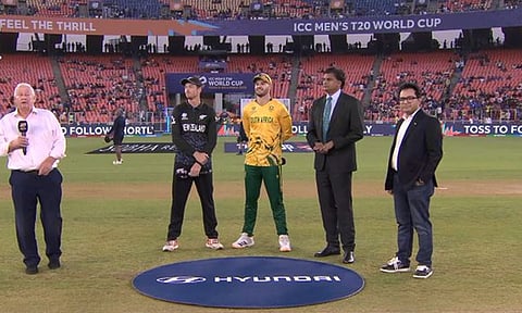 டி20 உலகக்கோப்பை: நியூசிலாந்துக்கு எதிராக தென் ஆப்பிரிக்கா பந்து வீச்சு தேர்வு

