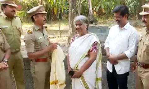 நடைபாதையில் ஸ்கூட்டரில் வந்த நபர்; எதிர்ப்பு தெரிவித்த மூதாட்டி - குவிந்த பாராட்டுகள்