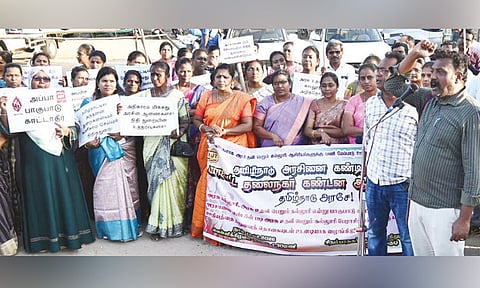 தூத்துக்குடியில் அரசு உதவி பெறும் கல்லூரி ஆசிரியர்கள் ஆர்ப்பாட்டம் 