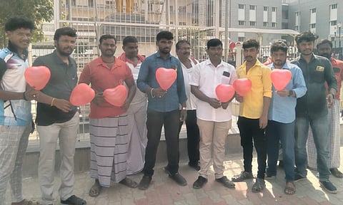 நெல்லையில் பலூன்கள் பறக்கவிட்டு காதலர் தினம் கொண்டாட்டம் 